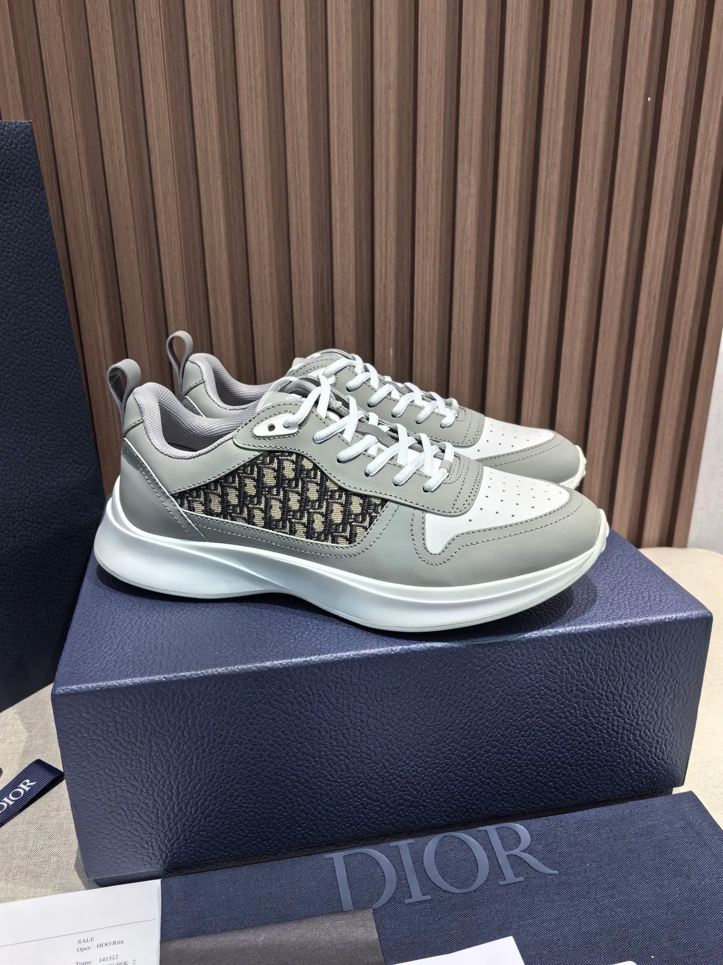 Factory price: 440💰 🔍Top purchasing agent🇮🇹 Dior's super-popular sports shoes, popular for street men, are synchronized with the new product counters. The uppers are made of Italian original imported cowhide and matched with D's customized fabrics. It is a must-have for fashionistas. The complex craftsmanship is perfectly reproduced. Imported soft cowhide foot pads, soles: original soles specially provided by the original factory, exclusive movable molded soles are super comfortable, original factory follow-up goods, 🔍🔍high quality, you can enter and exit the counter at will, welcome to compare, code number 38-45 (46 can be customized and cannot be returned or exchanged)